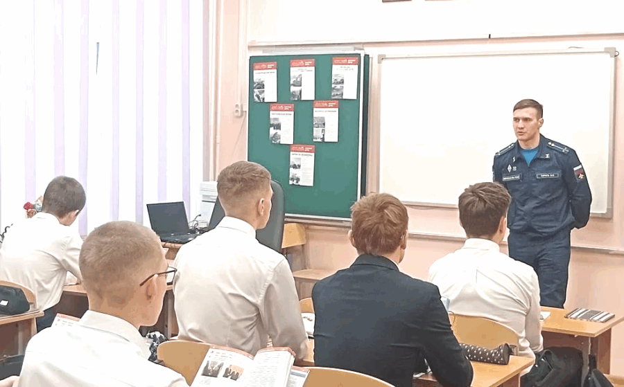 Жуковскую СОШ №1 посетили военные лётчики