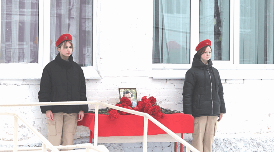 В Жуковской СОШ №1 открыли мемориальную доску в честь бывшего выпускника