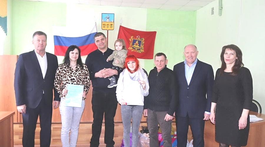 Молодым семьям из Трубчевска вручили жилищные сертификаты