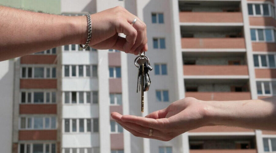 В 2026 году брянские дети-сироты получили 27 жилищных сертификатов