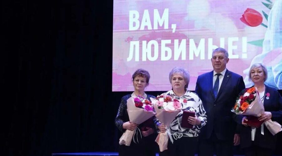 Александр Богомаз поздравил женщин с 8 марта