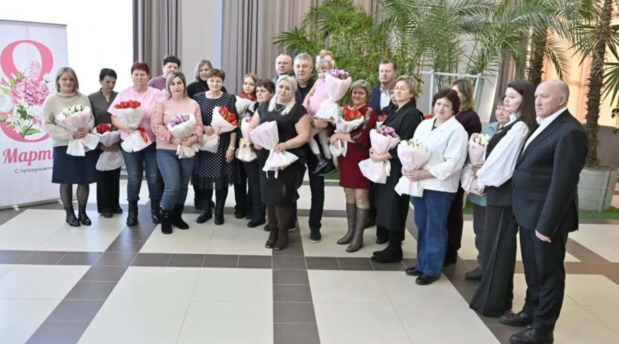 Александр Богомаз поздравил матерей и жен погибших защитников Родины