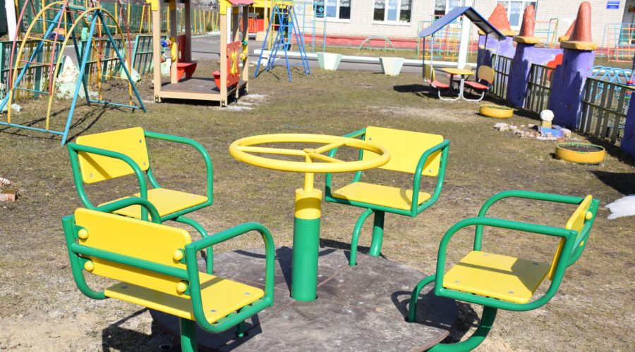 В детском саду «Клубничка» посёлка Климово установили новое игровое оборудование