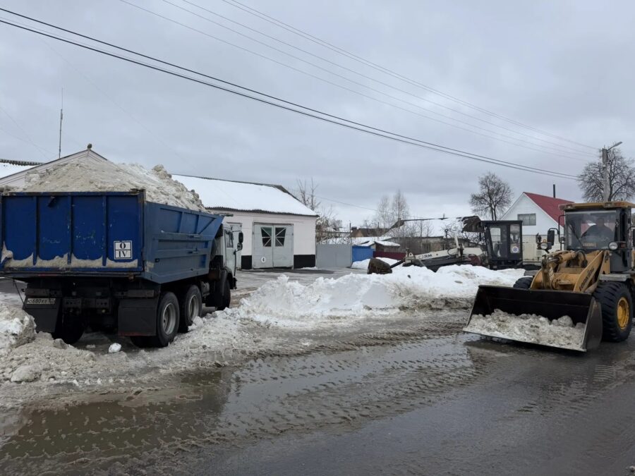 В Жуковке продолжают очищать город от снега