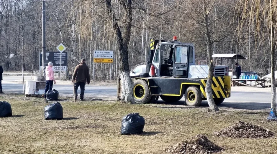 В Брянске 74 единицы техники участвовали в общегородском субботнике