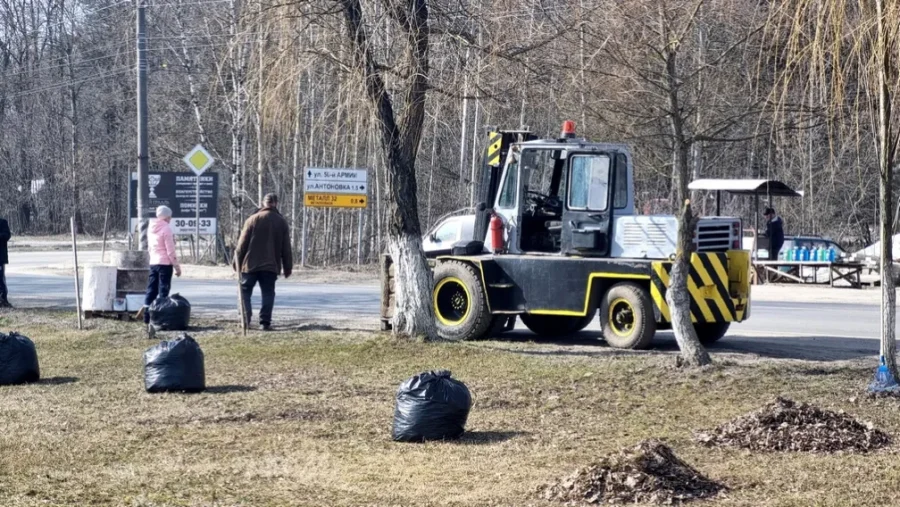 В Брянске 74 единицы техники участвовали в общегородском субботнике