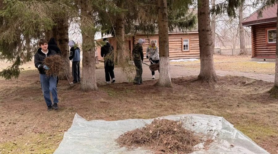 Трудовой десант Жуковской школы №1 благоустроил мемориал в Матрёновке