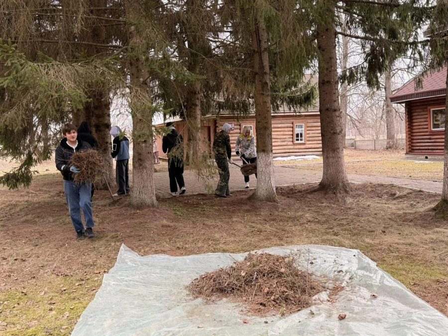 Трудовой десант Жуковской школы №1 благоустроил мемориал в Матрёновке
