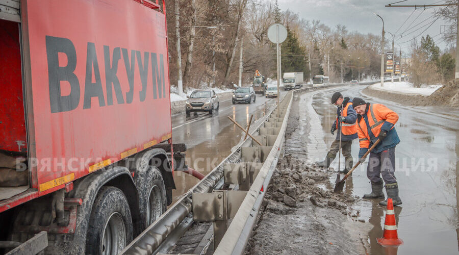 Брянские дорожники приступили к весенней очистке ливневых канализаций