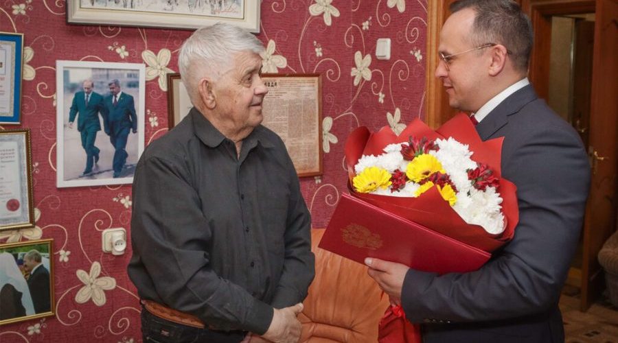 Глава Советского района Денис Семёнов поздравил Юрия Лодкина