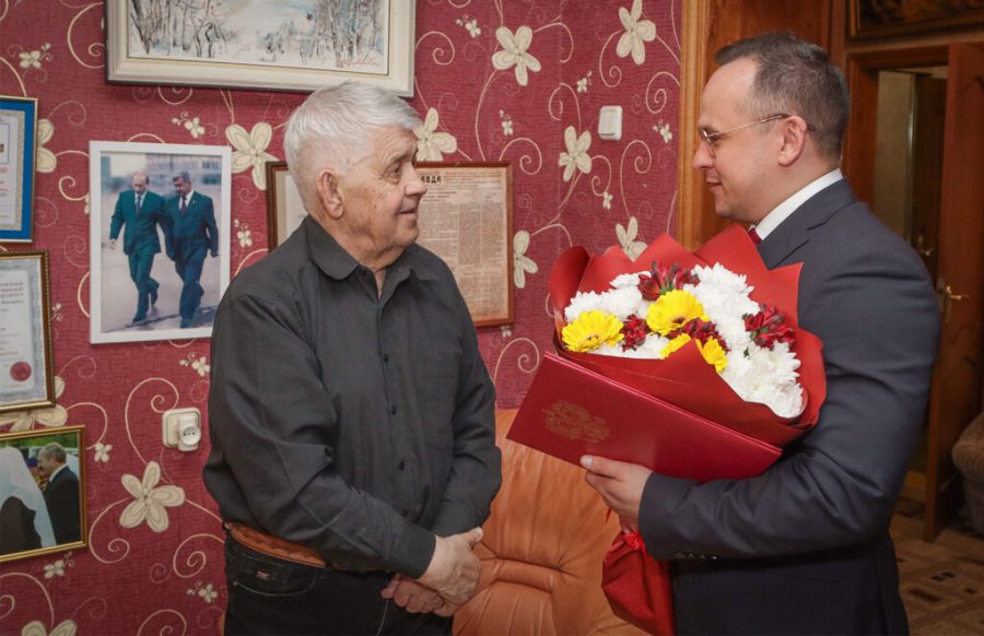 Глава Советского района Денис Семёнов поздравил Юрия Лодкина