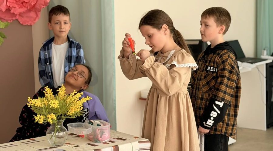 Юные артисты театральной студии «Зеркало» выступили перед дошкольниками