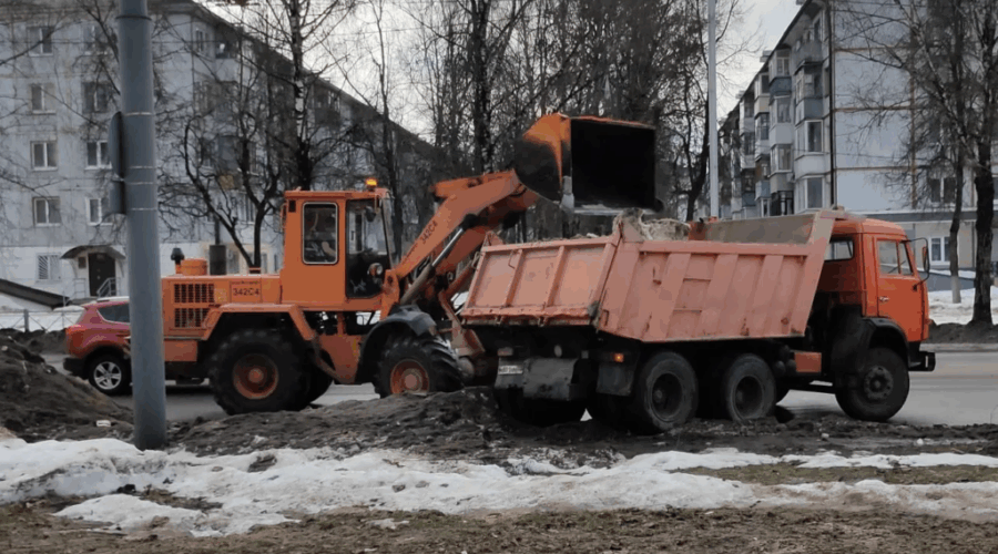 Дорожники Брянска убирают следы зимы