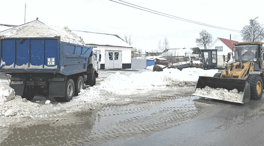 В Жуковке продолжают очищать город от снега