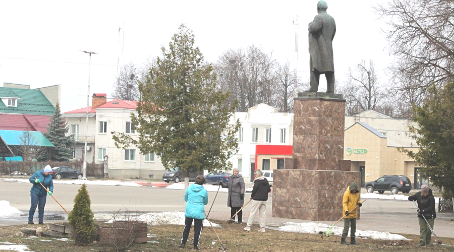 Сотрудники Жуковской администрации провели уборку территории