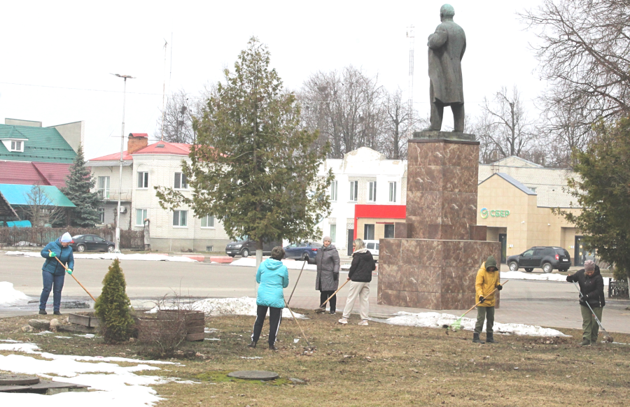 Сотрудники Жуковской администрации провели уборку территории