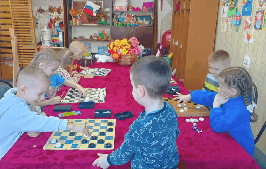 В Орловском СДК состоялась увлекательная игра в шашки «Юные знатоки»