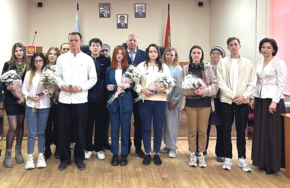 В Стародубе детям — сиротам вручили ключи от новых квартир