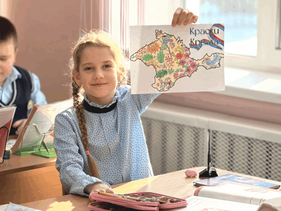 В Жуковской школе №1 провели творческий урок: «Крымская весна в красках: пишем историю кистью»!