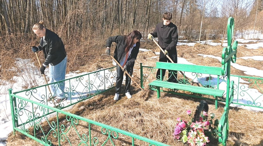 Ученики Жуковской СОШ №2 окультурили братскую могилу