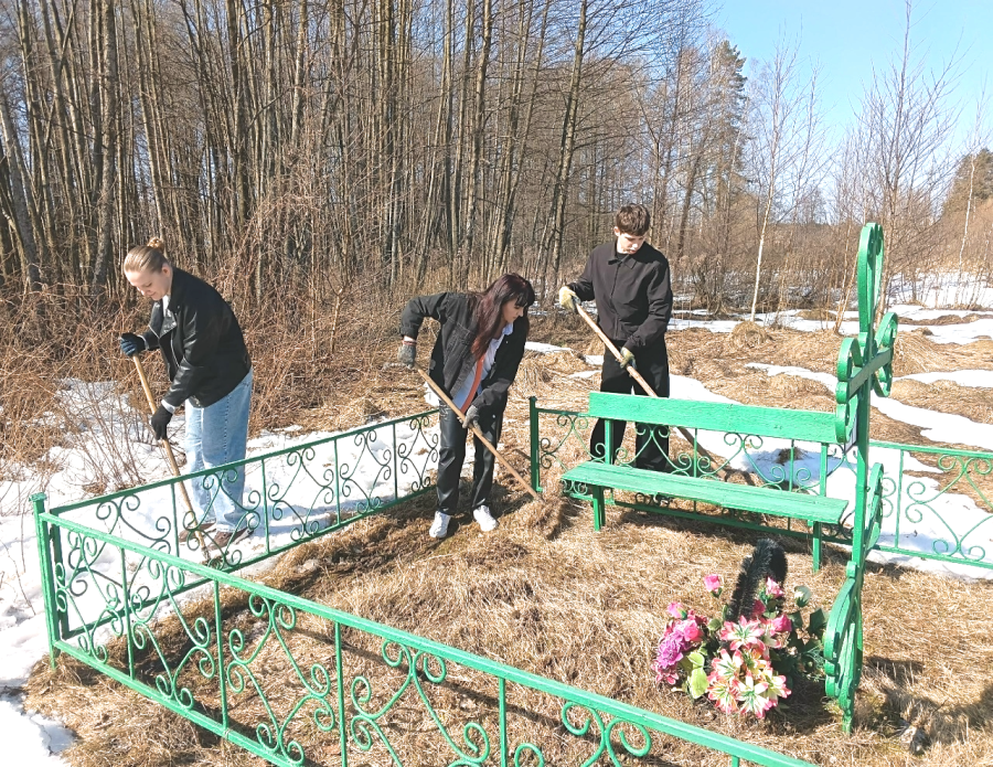 Ученики Жуковской СОШ №2 окультурили братскую могилу