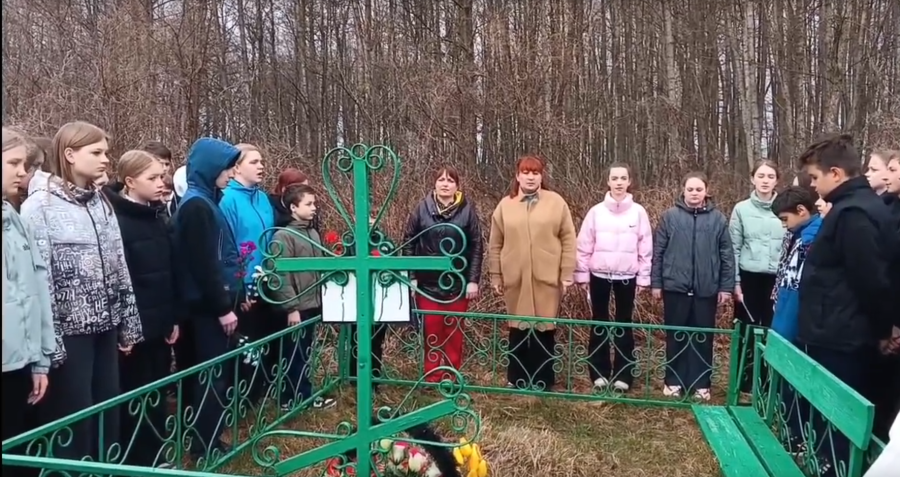 Долг памяти собрал учеников Жуковской школы №2 у братской могилы