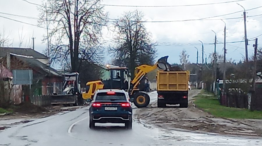 В Жуковском округе асфальтовые дороги очищают от грунта