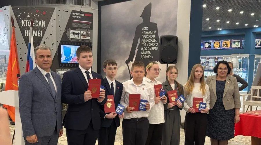 Юные брянские активисты получили первые паспорта