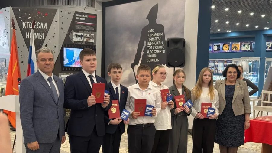 Юные брянские активисты получили первые паспорта