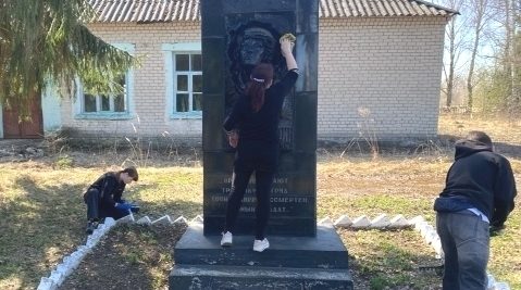 Воспитанники отделения помощи семье, женщинам и детям вышли на субботник