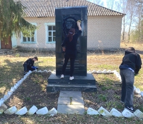 Воспитанники отделения помощи семье, женщинам и детям вышли на субботник