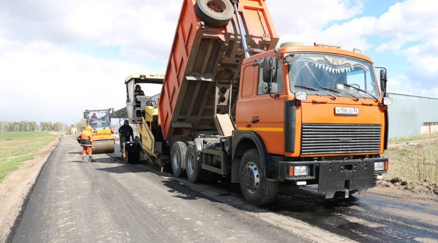 В Стародубском округе начали укладку асфальта на трассе до Тарасовки
