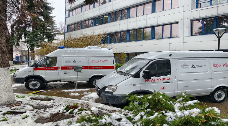 Народный фронт и Правительство РФ передали прифронтовым регионам 14 реанимобилей и 400 бронежилетов.