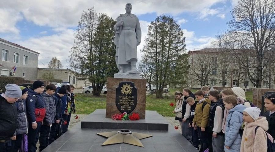 Ученики первой школы возложили цветы к памятнику Неизвестному солдату