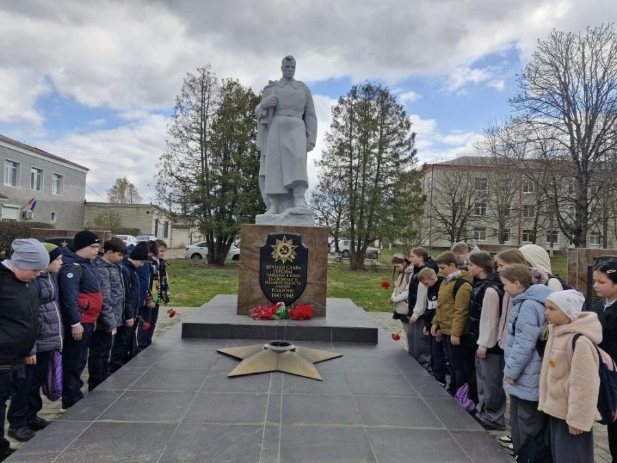 Ученики первой школы возложили цветы к памятнику Неизвестному солдату