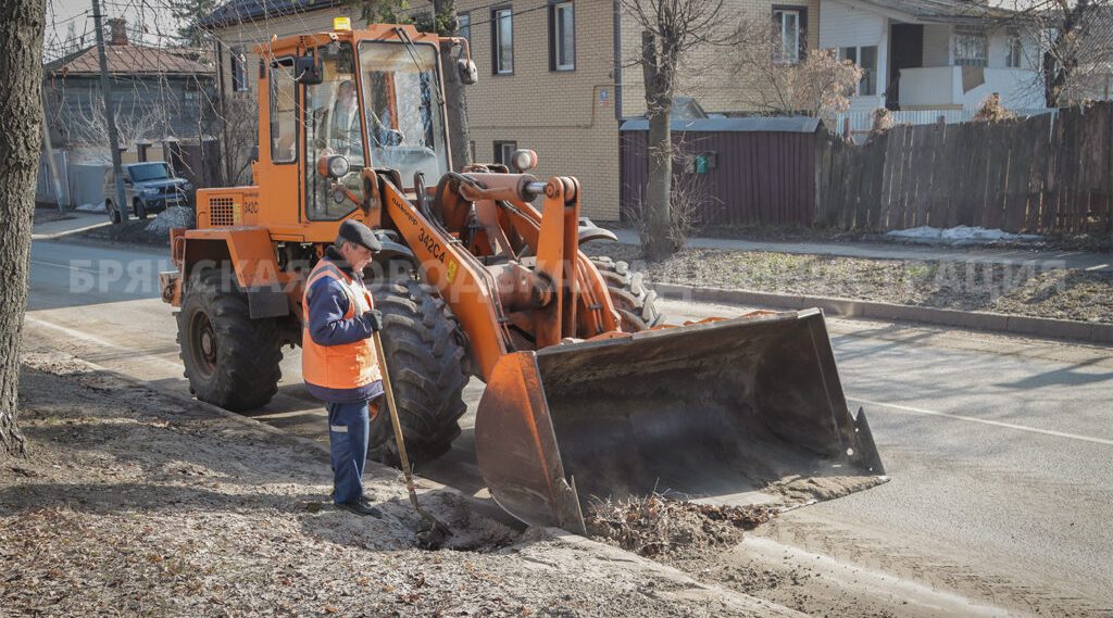 Весенняя уборка улиц организована во всех районах Брянска
