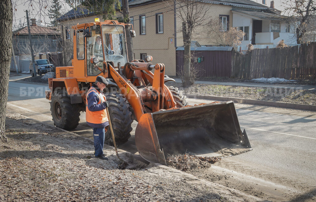 Весенняя уборка улиц организована во всех районах Брянска