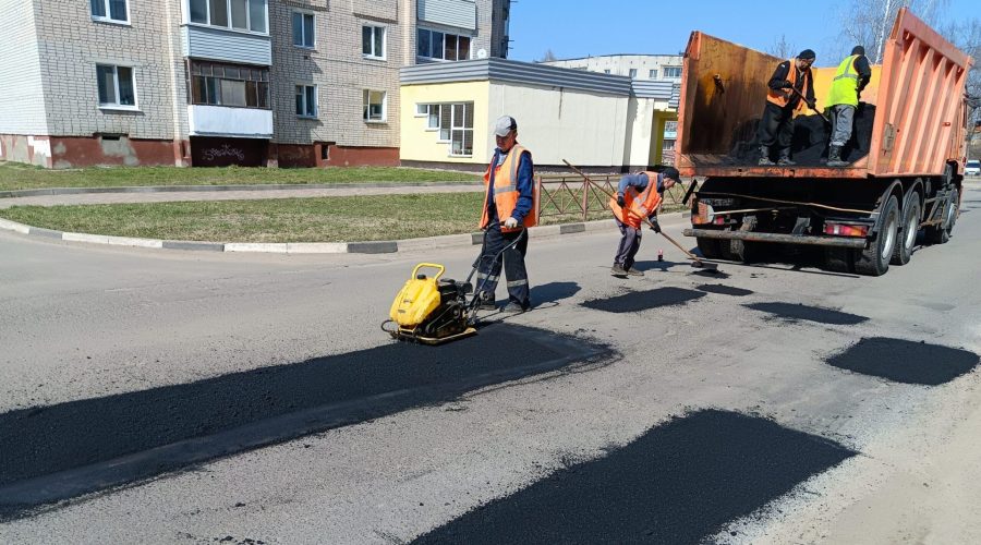 В Унечском районе ведут весенний ямочный ремонт