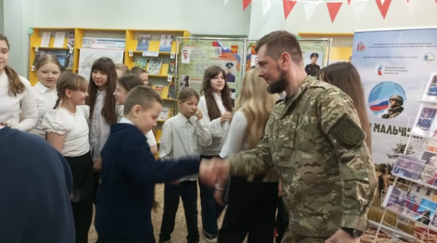 Брянские школьники встретились с участником СВО