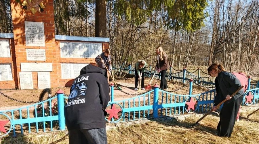 Волонтёры привели в порядок мемориал в деревне Ким