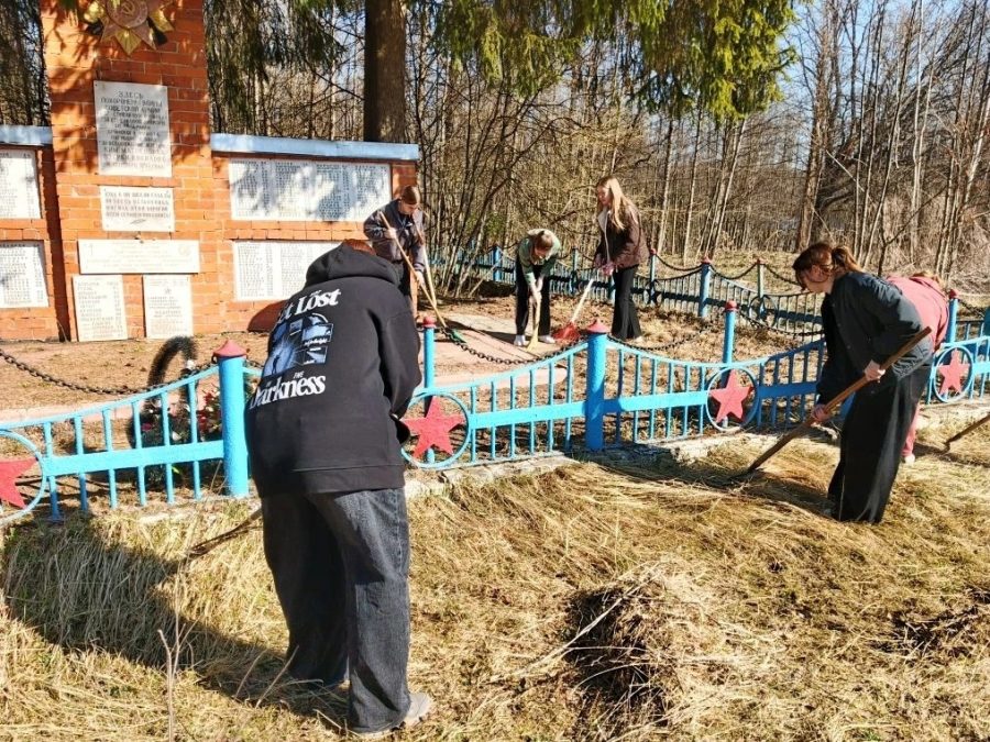 Волонтёры привели в порядок мемориал в деревне Ким