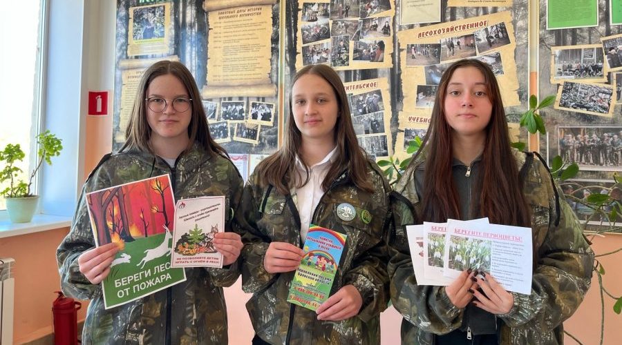 В Жуковке активисты школьного лесничества провели информационную акцию