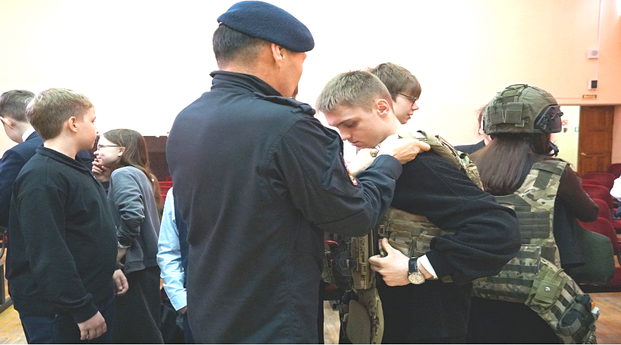 Сотрудники спецподразделения Росгвардии провели урок безопасности для брянских школьников