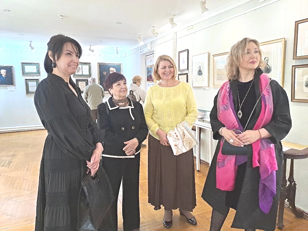 Директор музея — заповедника «Овстуг» приняла участие в открытии художественной выставки