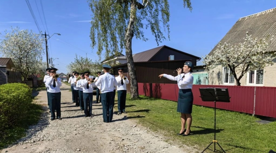 Росгвардейцы провели патриотическую акцию «Парад у дома ветерана» в Брянске