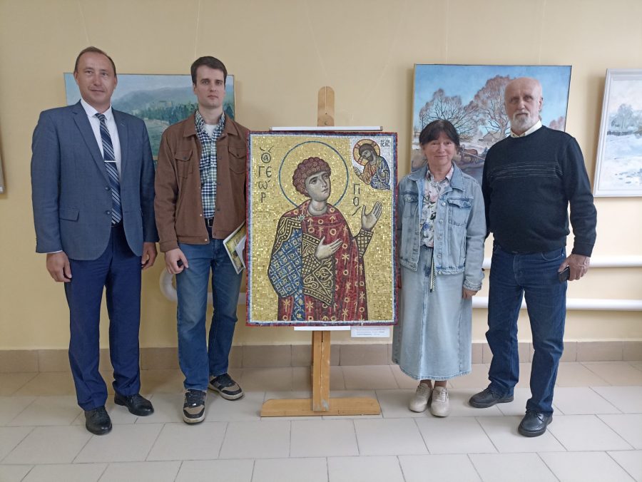 В Жуковке открылась художественная выставка семьи Волковых