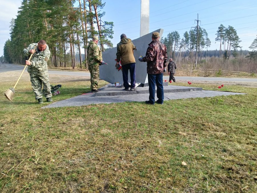 Сотрудники Жуковского лесничества благоустроили памятник 6-й Гвардейской дивизии