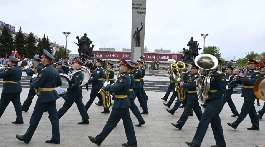 В Брянске участники праздничного марша исполнили «День Победы»