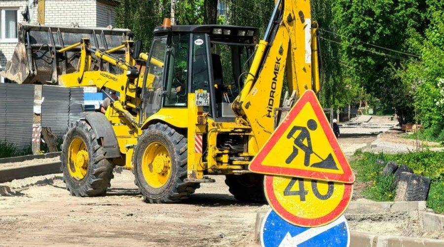 В Советском районе Брянска продолжаются работы по обустройству тротуаров.