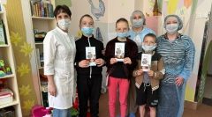 Маленькие пациенты пишут письма солдатам